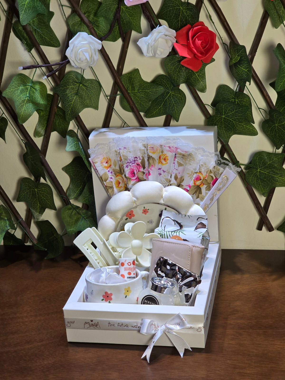 BioCode floral gift set in a white box featuring a patterned mug, folding fan, headband, and accessories.