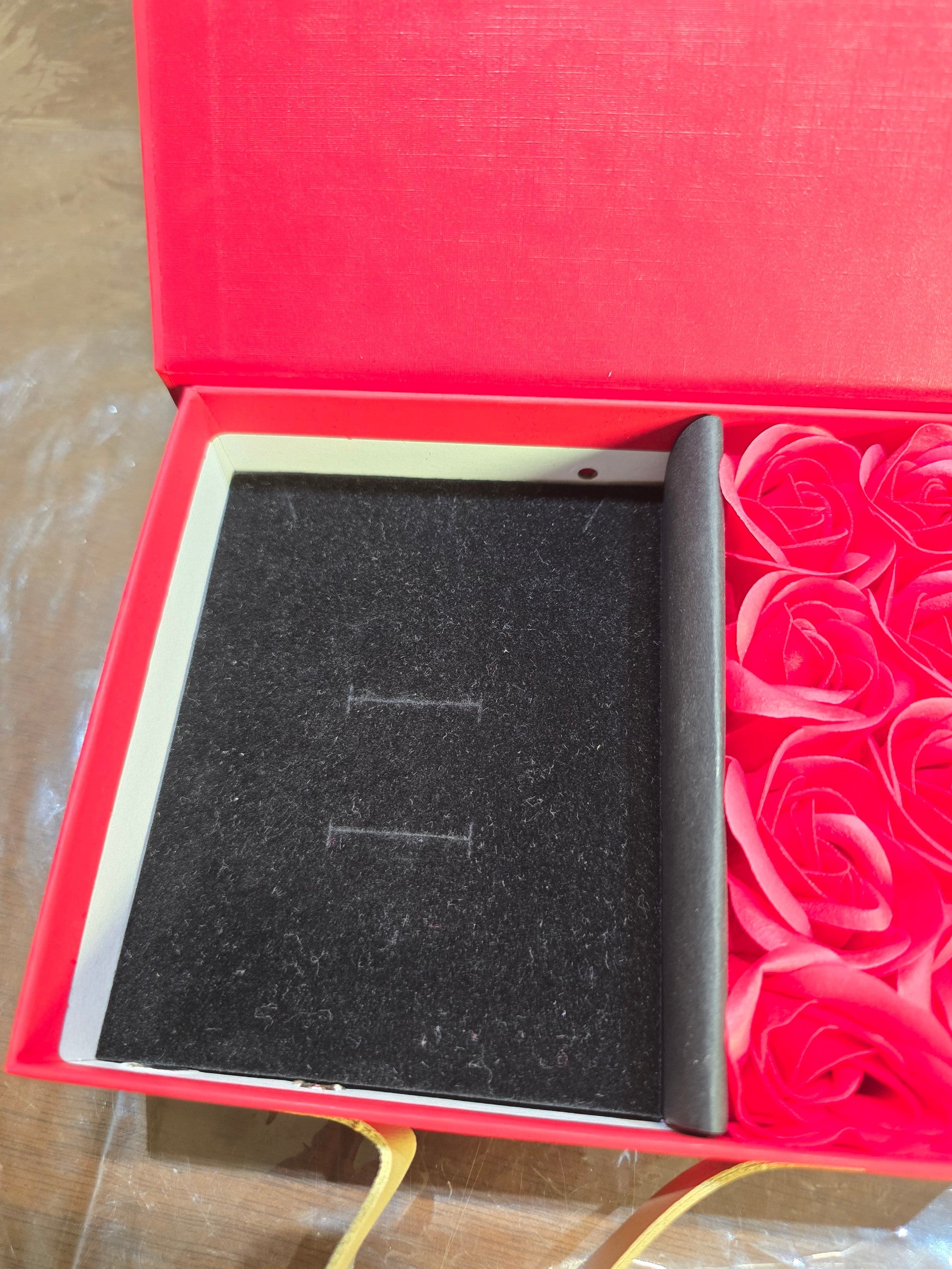 BioCode red gift box with black velvet jewellery insert and artificial red roses for romantic gift presentation