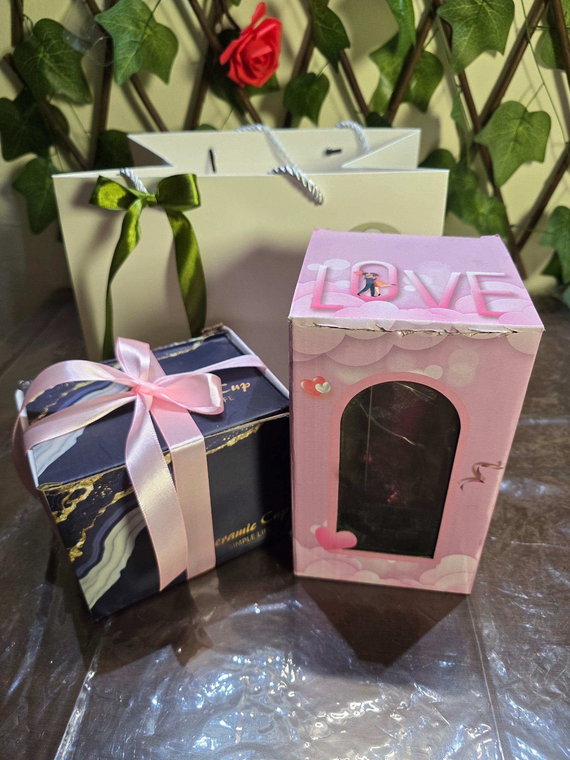 BioCode romantic gift set featuring a boxed ceramic mug with a pink ribbon and a pink Love box with a preserved rose